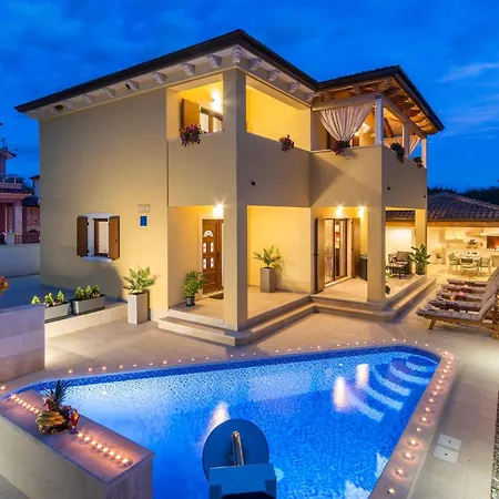 Vakantiehuis 3 Bedroom Lovely In *
