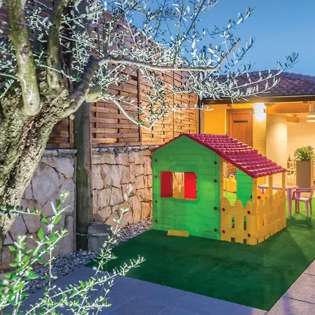 3 Bedroom Lovely In Vakantiehuis Barbariga