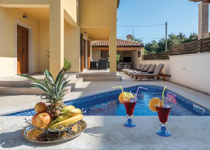 Vakantiehuis 3 Bedroom Lovely In *